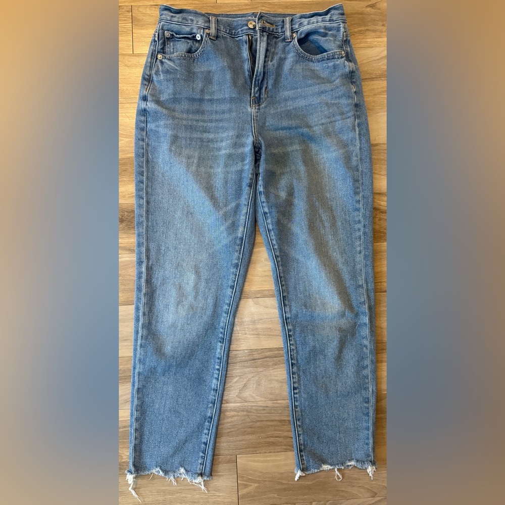 AMERICAN EAGLE MOM JEAN. SIZE US 8